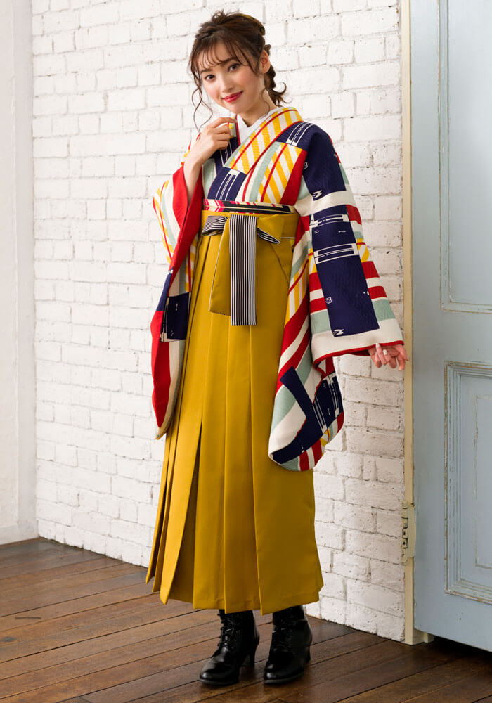 レトロデザインの着物にキンチャイロの袴を合わせたコーデ