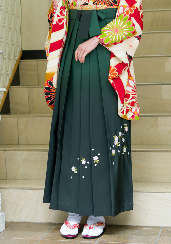 桜の刺繍入りの緑色のネットレンタル袴