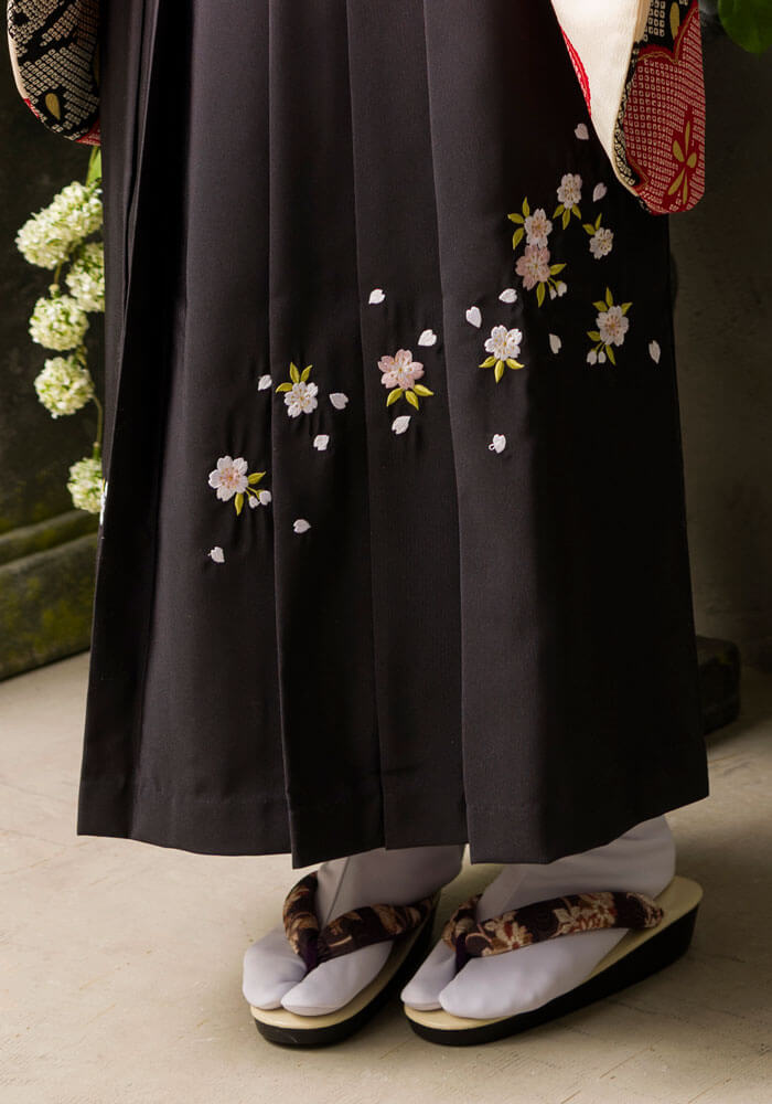 ネットレンタルできる桜の刺繍入りの卒業式袴