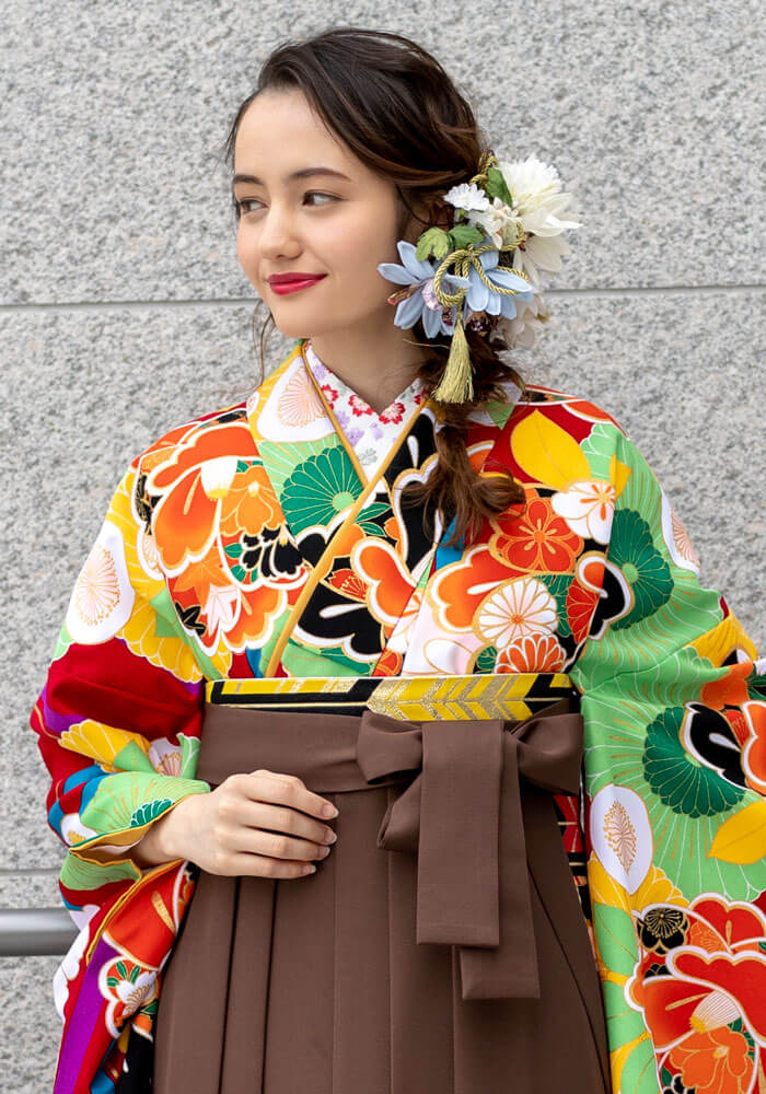 椿や菊が描かれたアヤカ・ウィルソンちゃんの袴スタイル