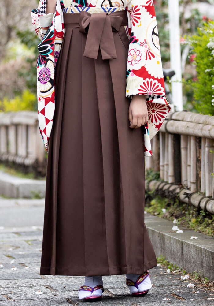 レトロモダンな雰囲気の茶色の袴