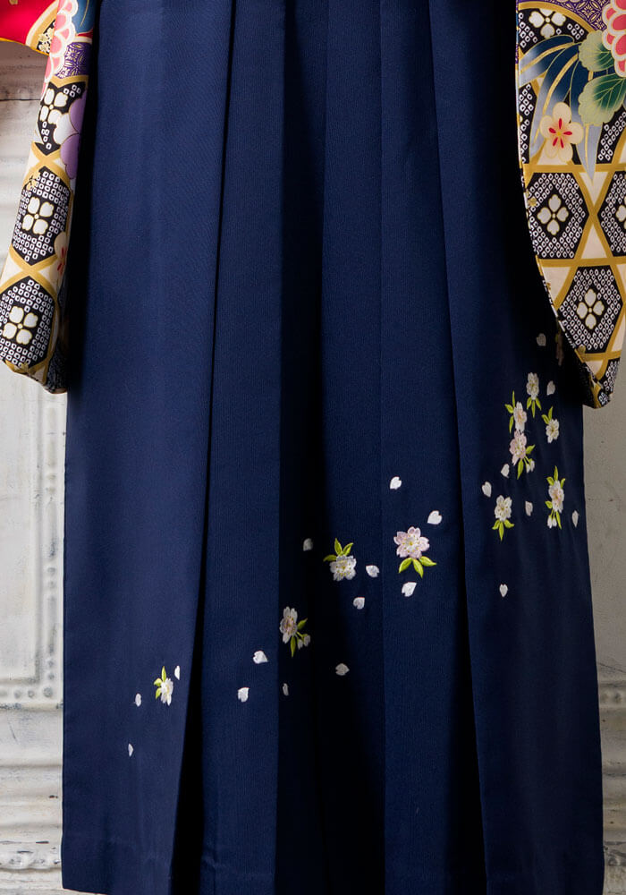 桜の刺繍が施された紺色の袴