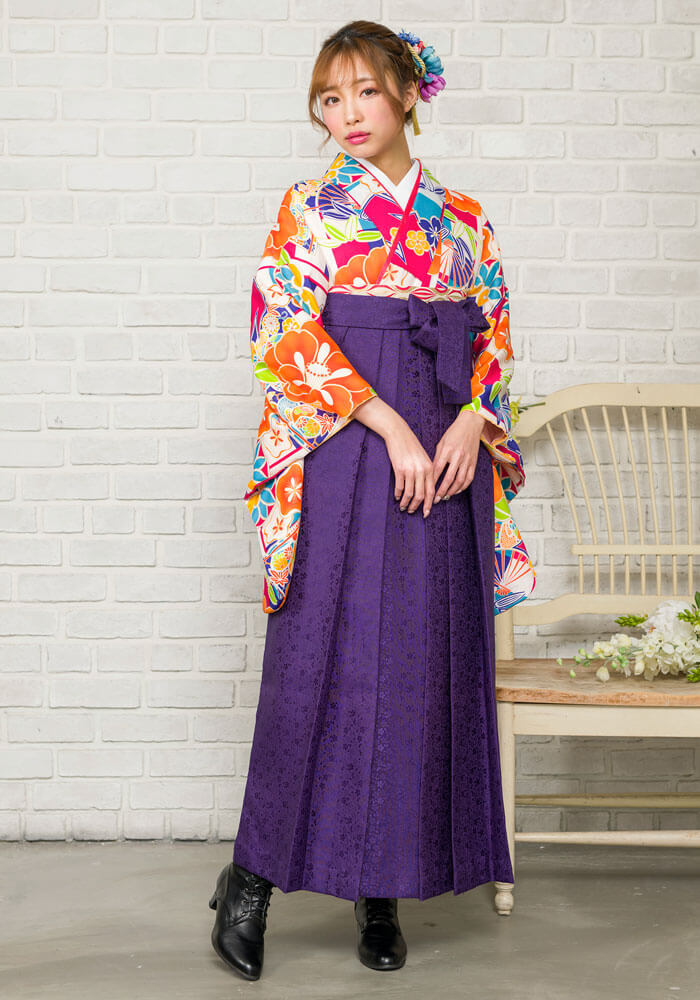 着物：白地市松に椿と扇 / 袴：紫サクラ小紋
