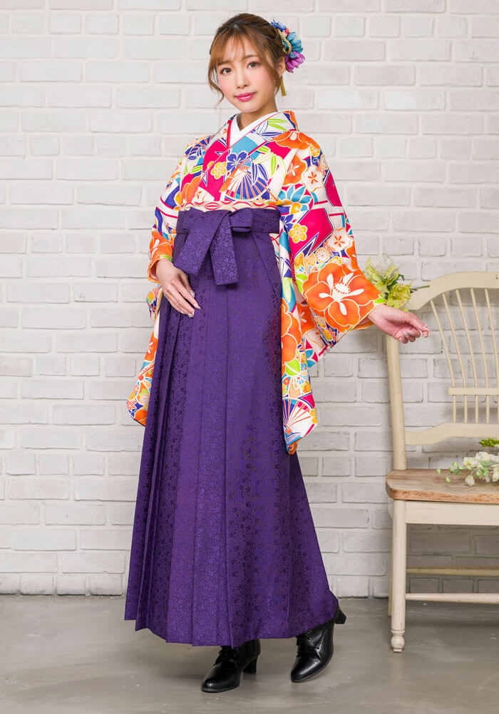 紫の袴が印象的な卒業式袴スタイル