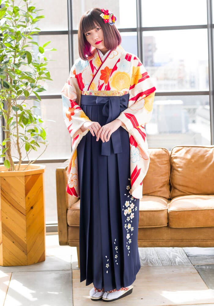 ポップな雰囲気にピッタリな桜模様の紺のネットレンタル袴