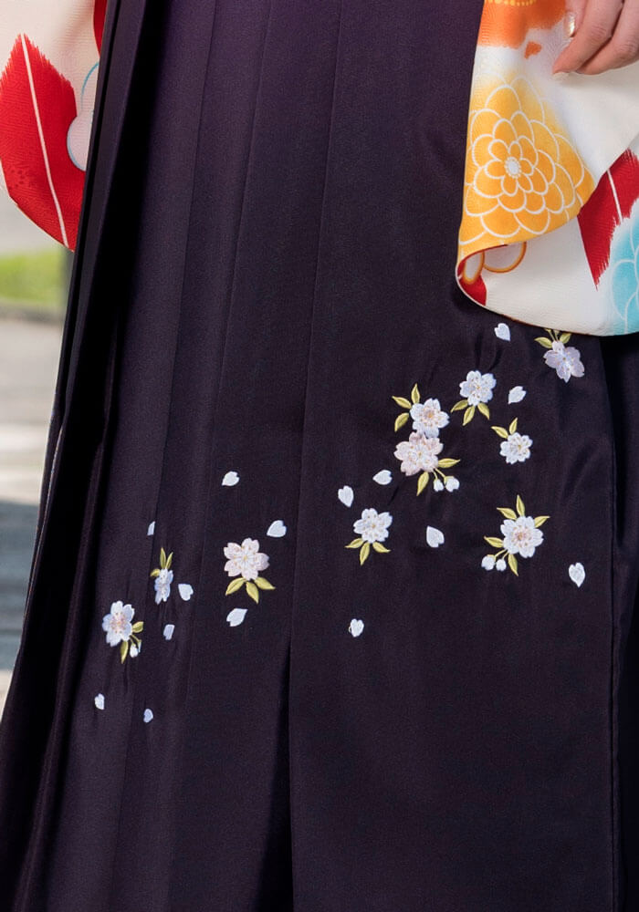 桜の刺繍が入った紫の宅配レンタル袴です