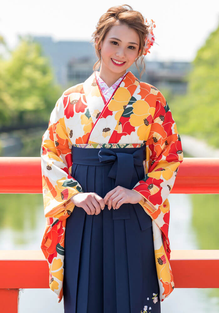 オレンジ色の着物と紺色の袴のコーディネート