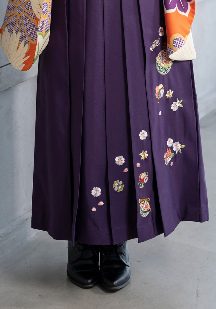 可愛いおしどりの刺繍が入った紫の袴