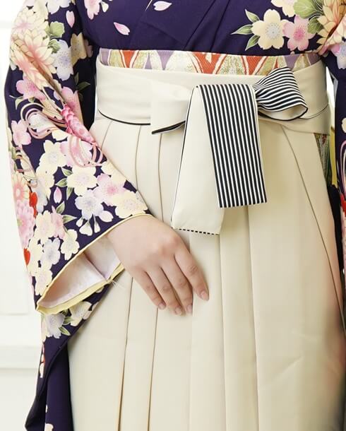 袴の紐が縞模様になっているクリーム色の袴