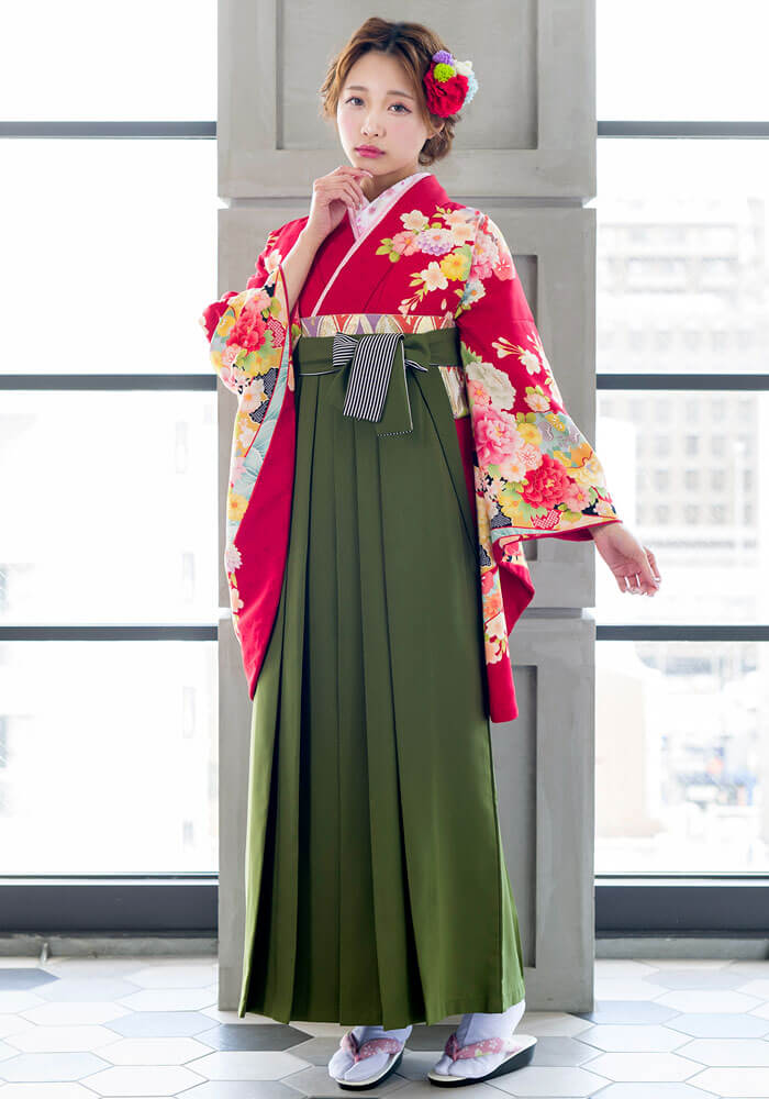 可愛らしい着物の柄が定番の赤×緑の袴コーデにアクセントを。