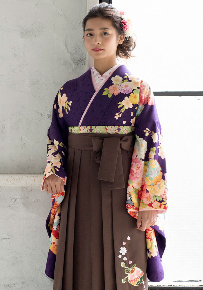 京都さがの館でネットレンタルできる刺繍入りの茶色い袴