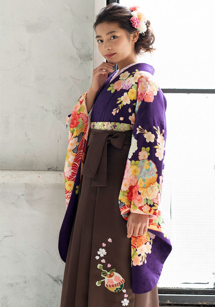 紫の古典柄着物に茶色の袴を合わせてレトロに着こなした袴コーデ