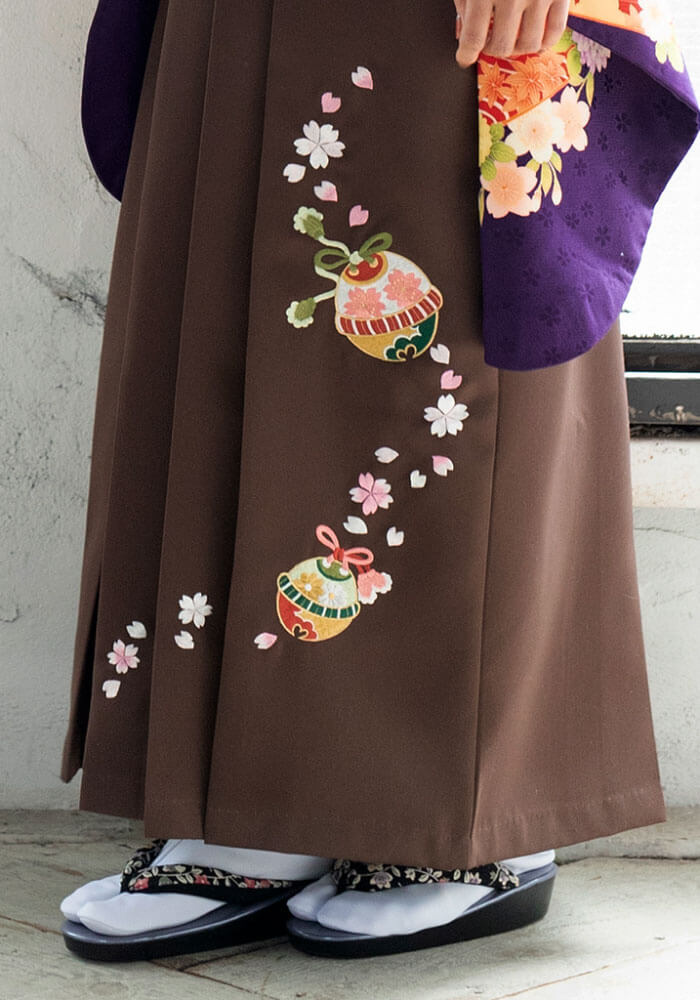 鈴や桜の刺繍が入った茶色のネットレンタル袴
