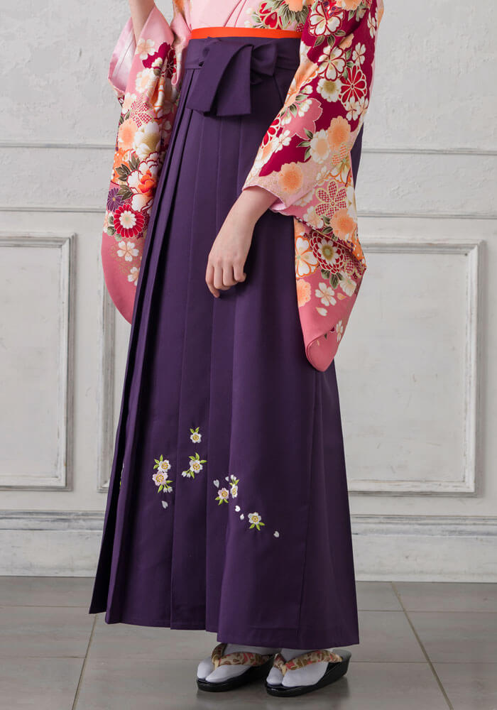 桜の刺繍が入った紫のネットレンタル袴