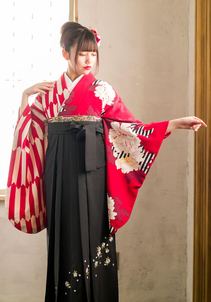 卒業式袴の宅配ネットレンタルで人気の赤色の着物。