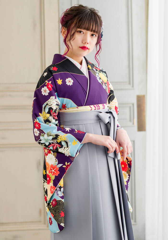 卒業式で気品のある袴姿になれる紫色の着物。