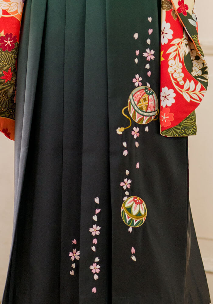 刺繍入りの緑の卒業式袴