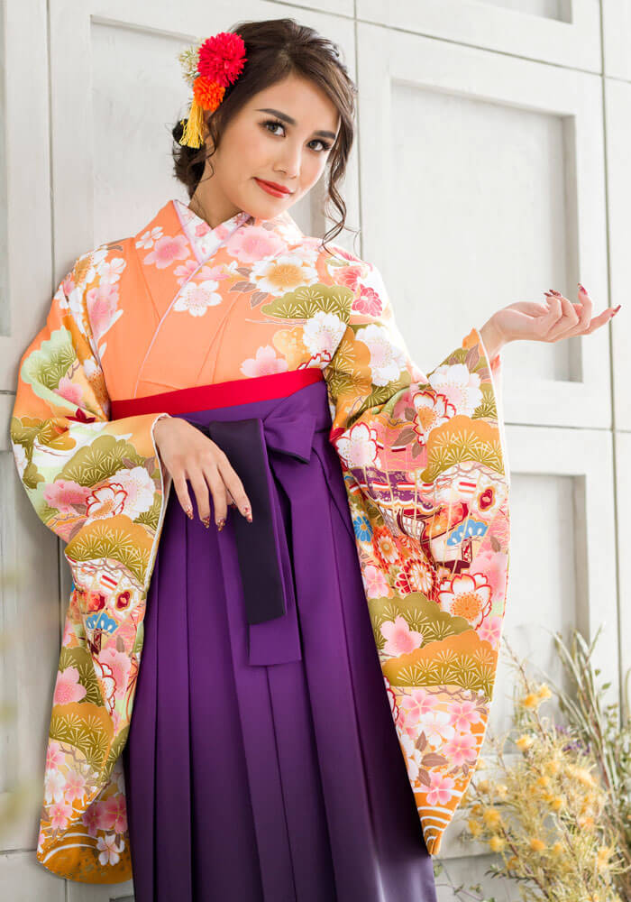 オレンジ色の着物を上品な紫の袴でコーディネート