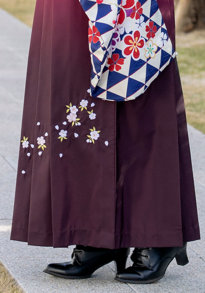 卒業式らしい桜の刺繍が入った袴