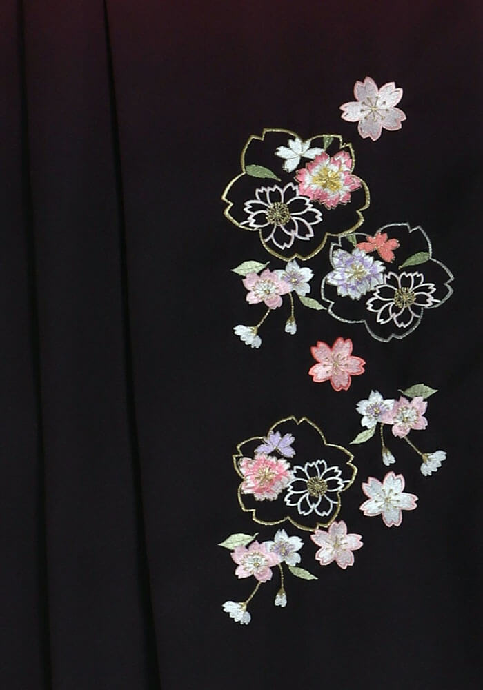 卒業式に着る【袴】アズキボカシ花かごシシュウのアップ写真