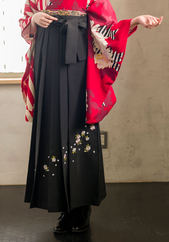 卒業式でネットレンタルできる桜の刺繍が入った黒の袴