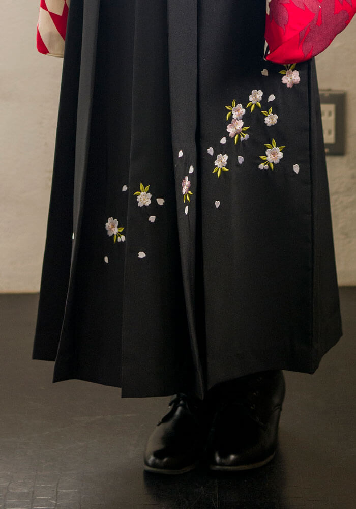桜の刺繍入りの黒のネットレンタル袴