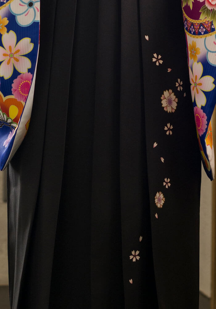 八重桜が描かれた黒の卒業式袴