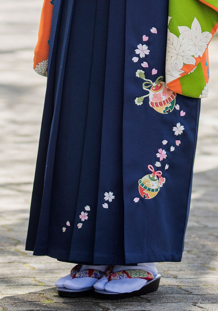 可愛い鈴桜の刺繍が入った紺地のネットレンタル袴です