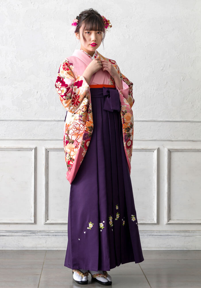 ピンクの着物と合わせた紫袴のコーディネート